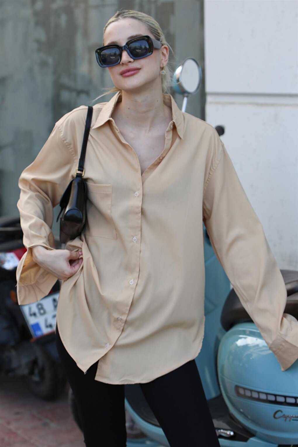 цена Бежевая базовая женская рубашка из поплина обычного кроя MADMEXT