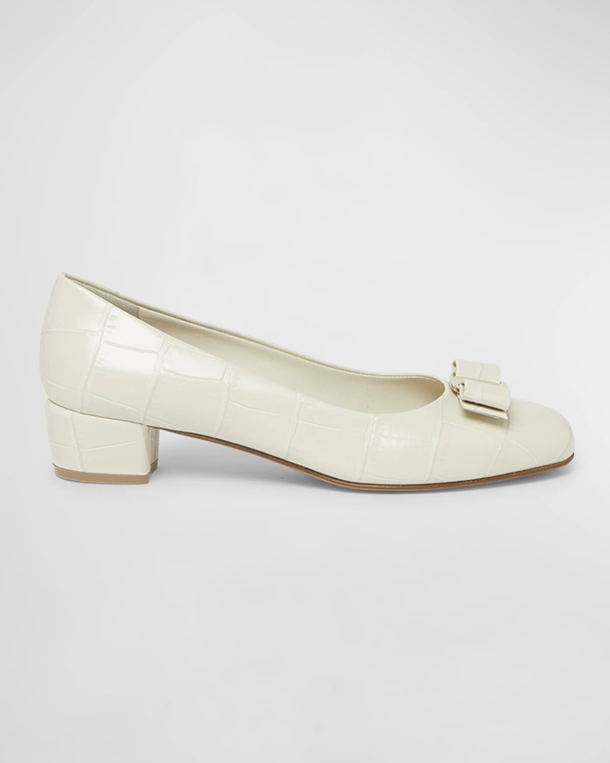 

Балетки Vara из крокодиловой кожи с бантом Ferragamo, цвет Mascarponeoptic White