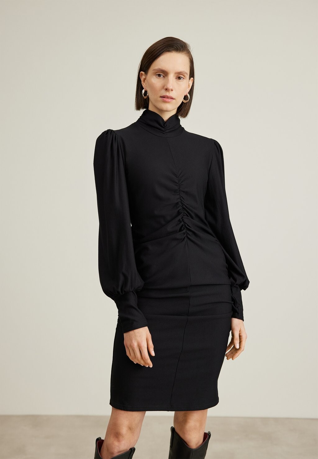 

Платье шифт Gestuz ПЛАТЬЕ CUFF, черный