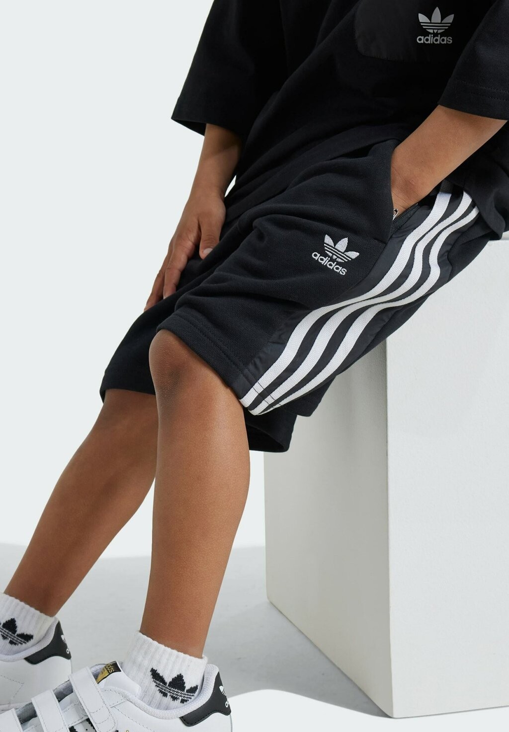 

Футболка с принтом ADICOLOR KIDS adidas, черный