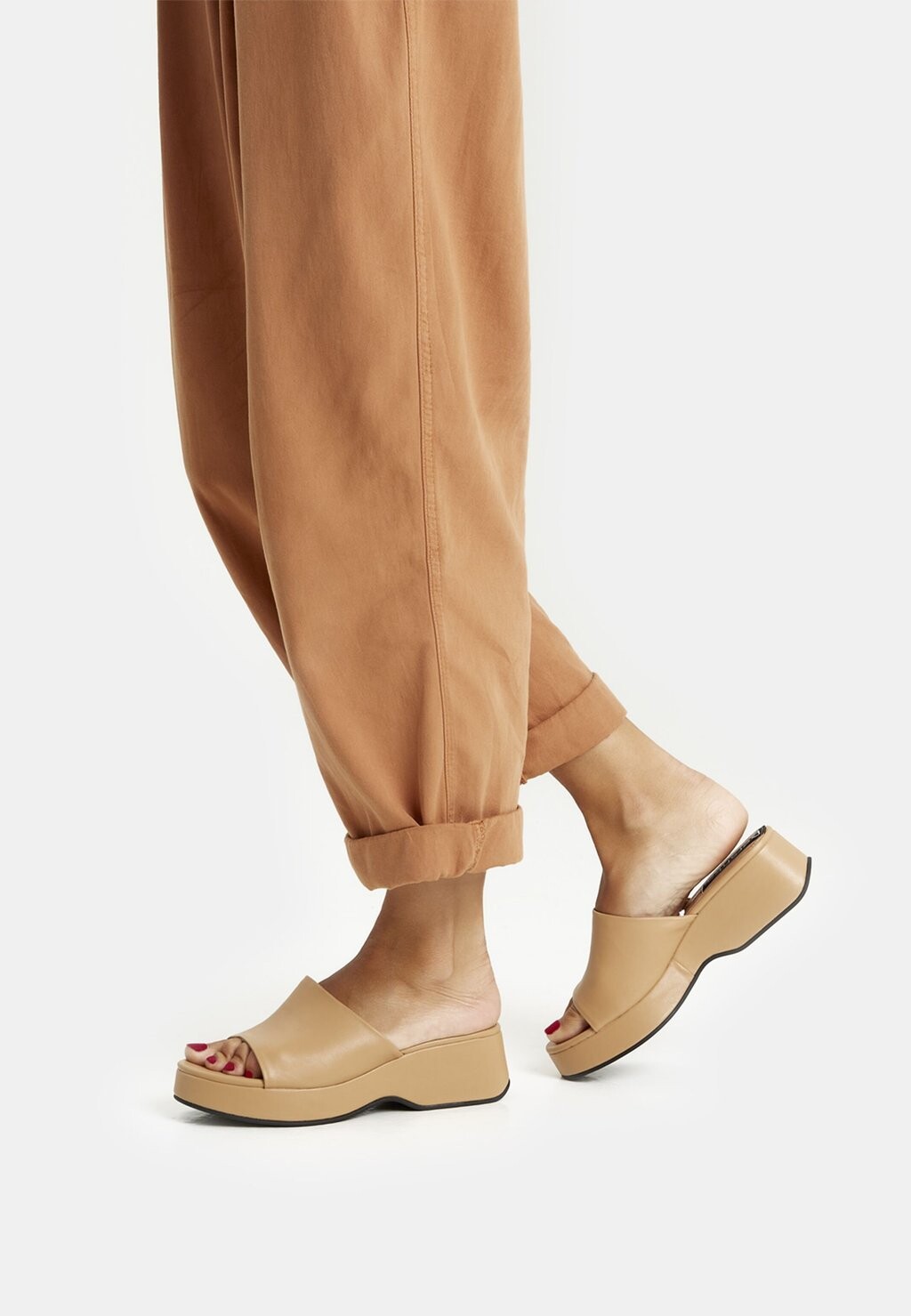

Шлепанцы Bershka