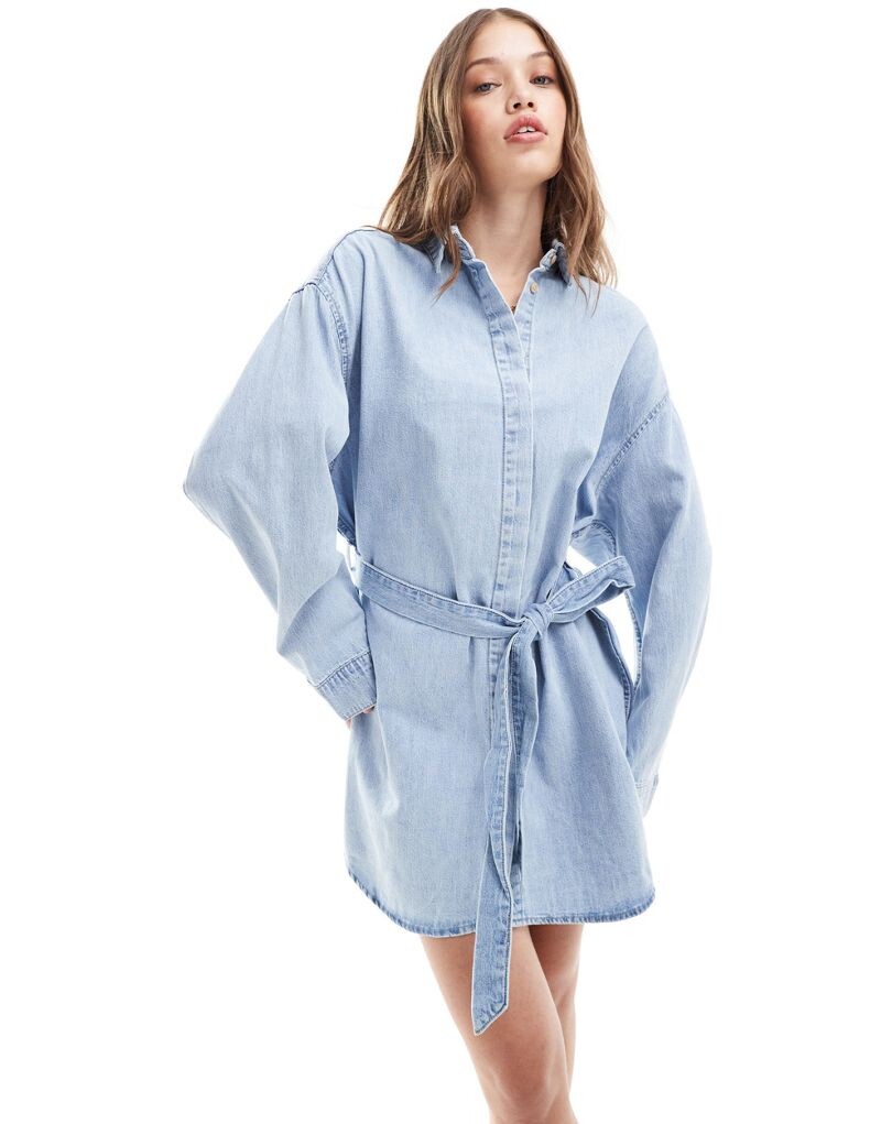 

Голубое джинсовое платье-рубашка с поясом ASOS DESIGN