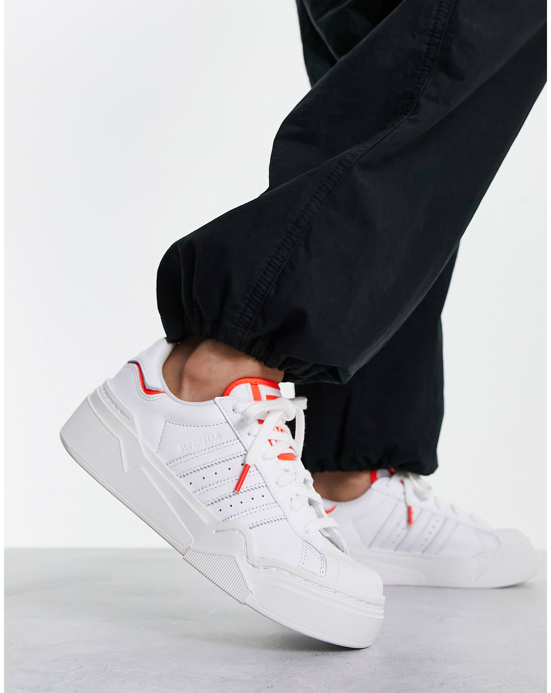 Бело-красные кроссовки adidas Originals Superstar Bonega 2B фотографии
