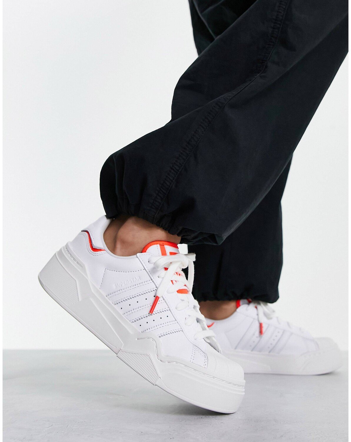 

Бело-красные кроссовки adidas Originals Superstar Bonega 2B, Красный