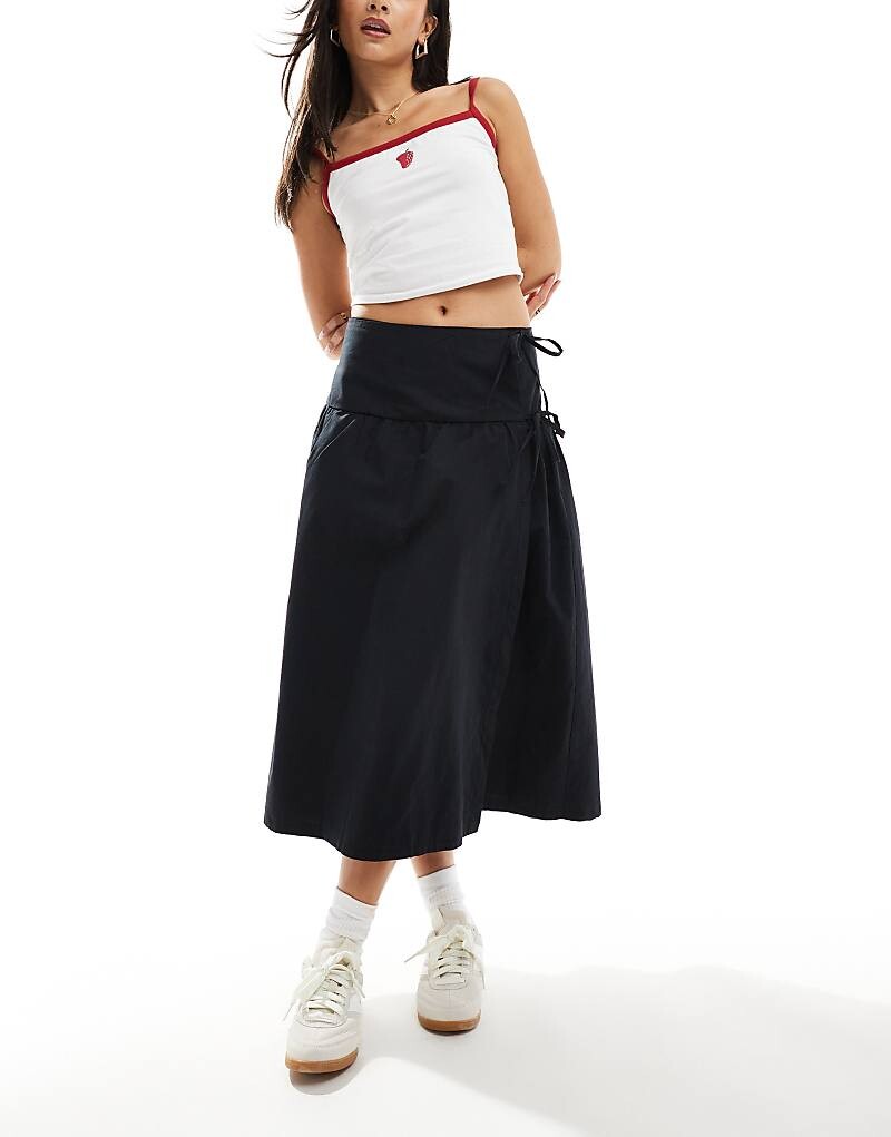 

Черная юбка макси из поплина с заниженной талией и завязками по бокам ASOS DESIGN