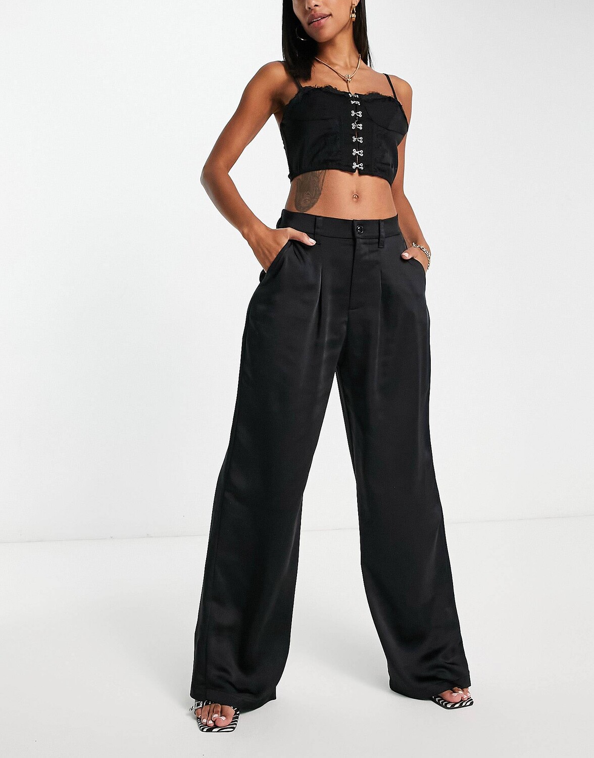 

Черные атласные брюки в стиле папы ASOS DESIGN, Черный