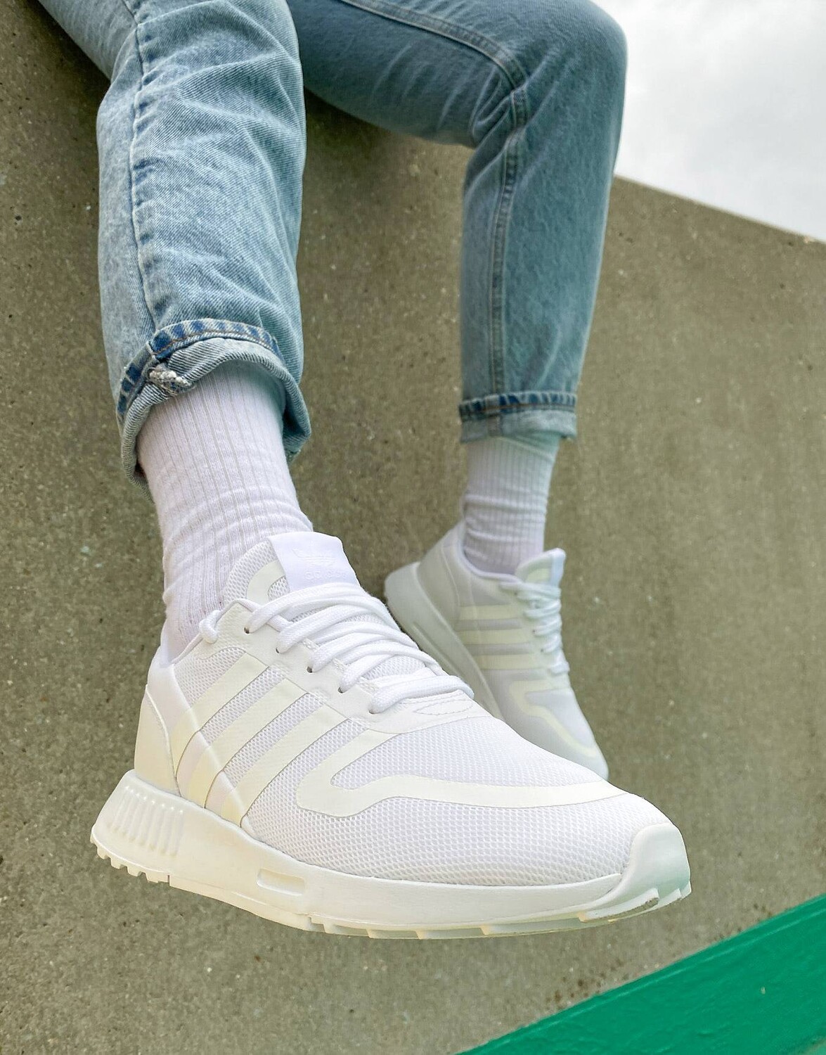 

Белые кроссовки adidas Originals Multix