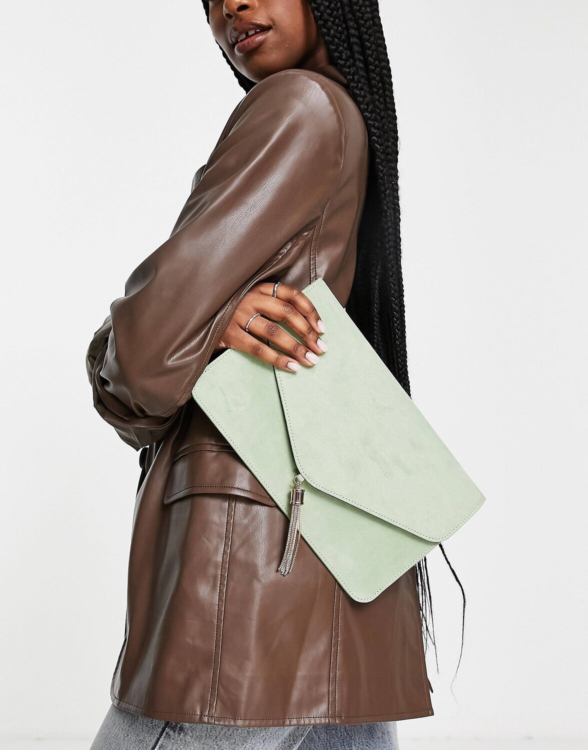 

Серо-зеленый клатч с кисточками ASOS DESIGN