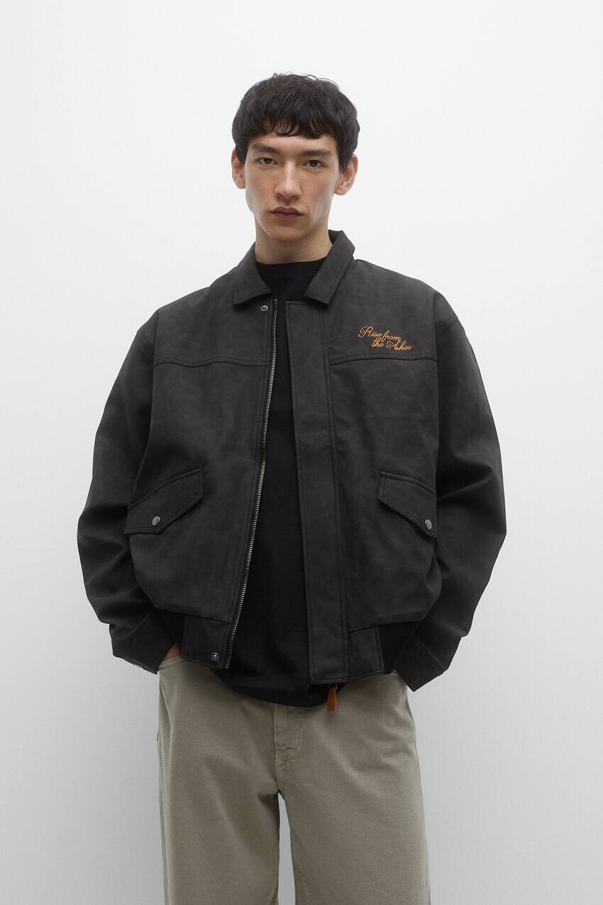 

Куртка из искусственной кожи с вышивкой Pull&Bear, черный