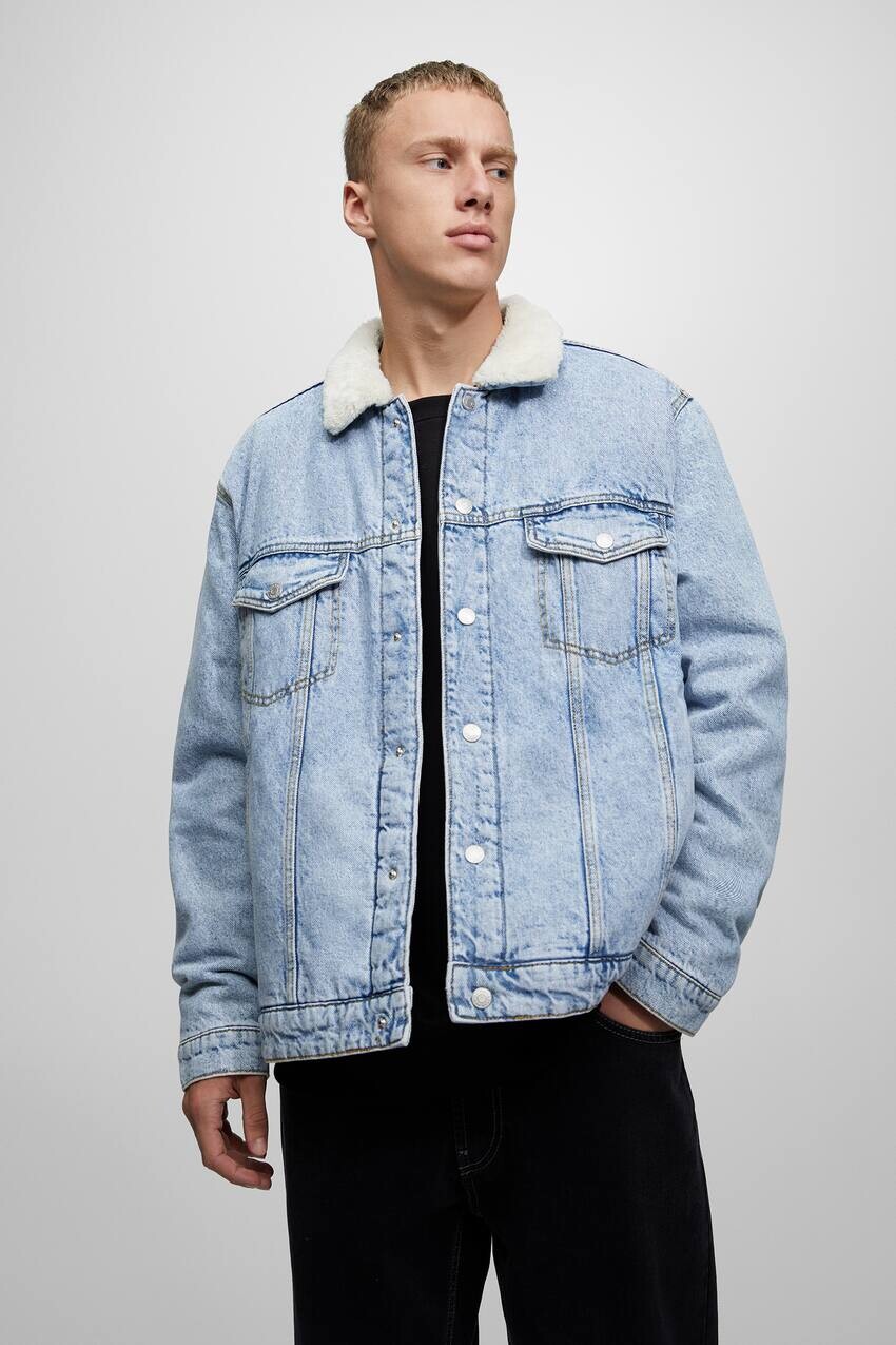 

Джинсовая куртка с воротником из искусственного меха Pull&Bear, бледный индиго