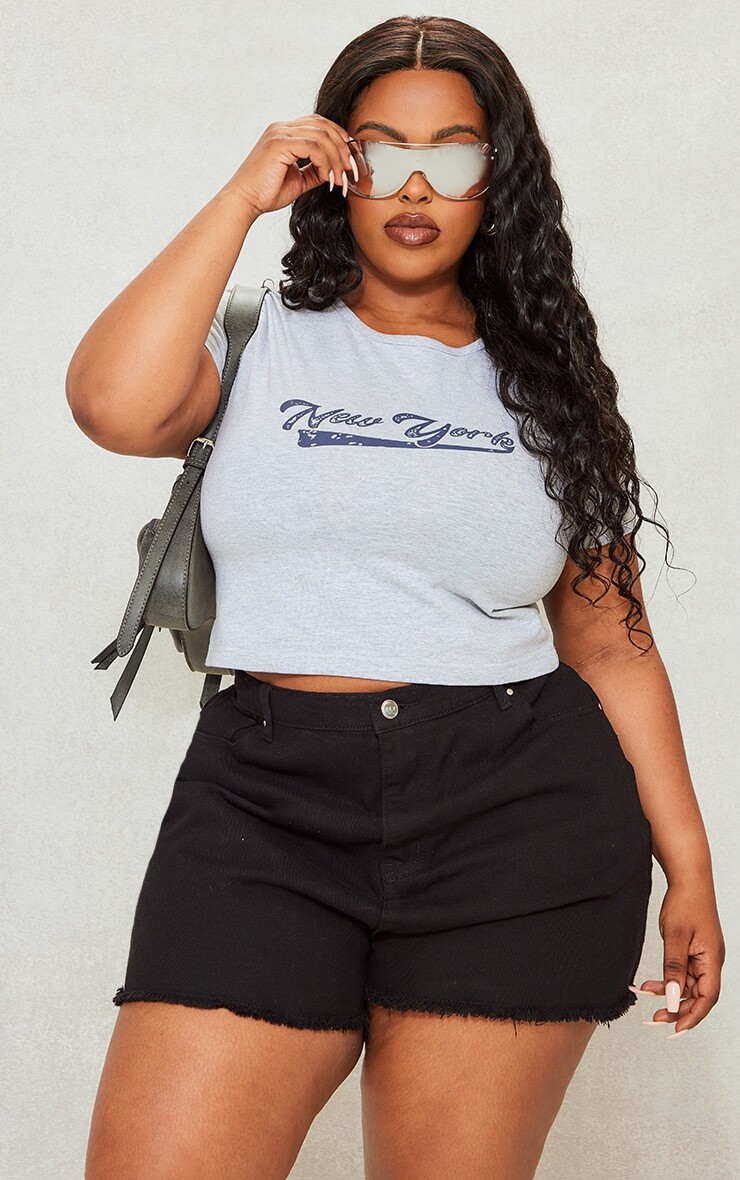 

PrettyLittleThing Укороченная футболка с принтом Plus Grey New York с принтом