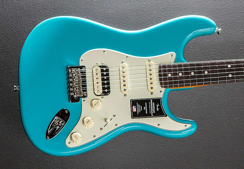 

American Professional II Stratocaster HSS - Синий Майами с палисандровым деревом Fender American Professional II Stratocaster HSS - Miami w/