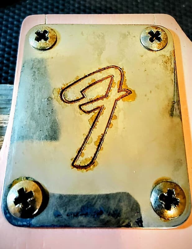 

Тяжелая реликтовая пластина грифа Fender heavy relic neck plate