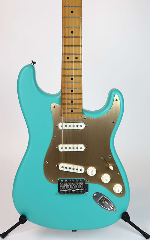 Squier 40th Anniversary Stratocaster Vintage Edition Satin Sea Foam Green Squier 40th Anniversary Stratocaster Edition neca фигурка neca alien ultimate 40th anniversary big chap
