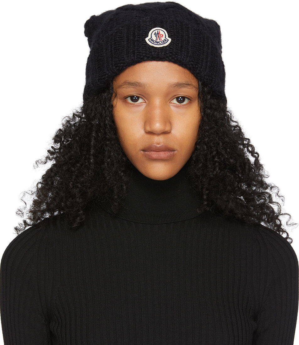 

Черная шерстяная шапка с помпоном и логотипом Moncler