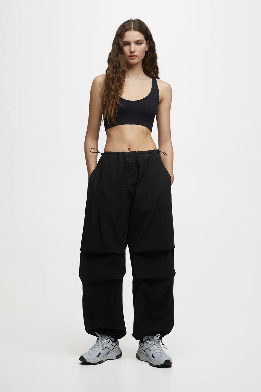 

Брюки-парашюты свободного кроя Pull&Bear, черный