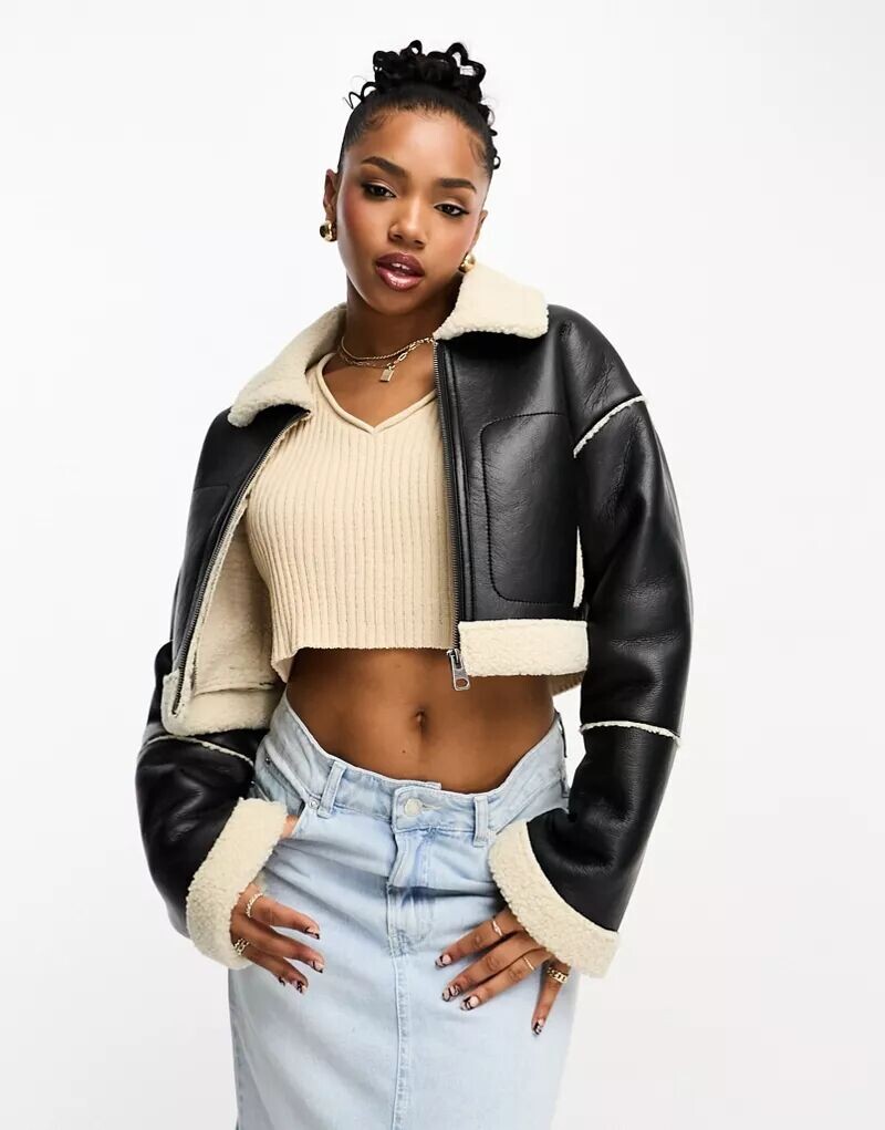 

Pull&Bear — короткая куртка из черной искусственной кожи с деталями из овчины