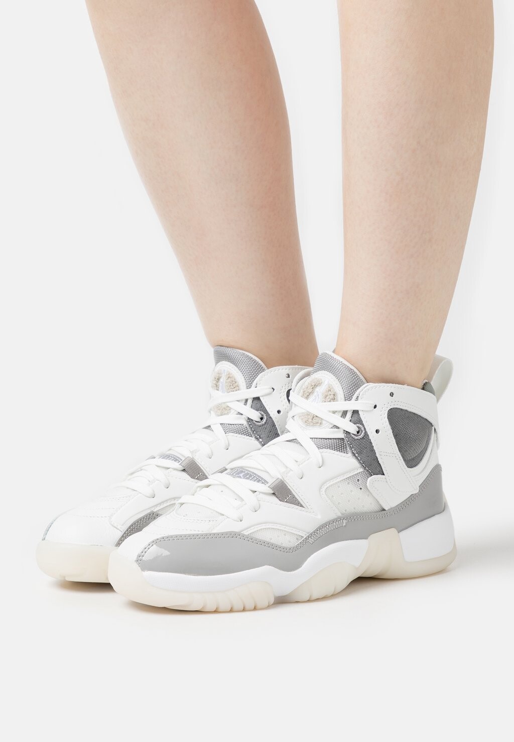 

Высокие кроссовки Jordan Wmns Jumpman Two Trey, серый / белый