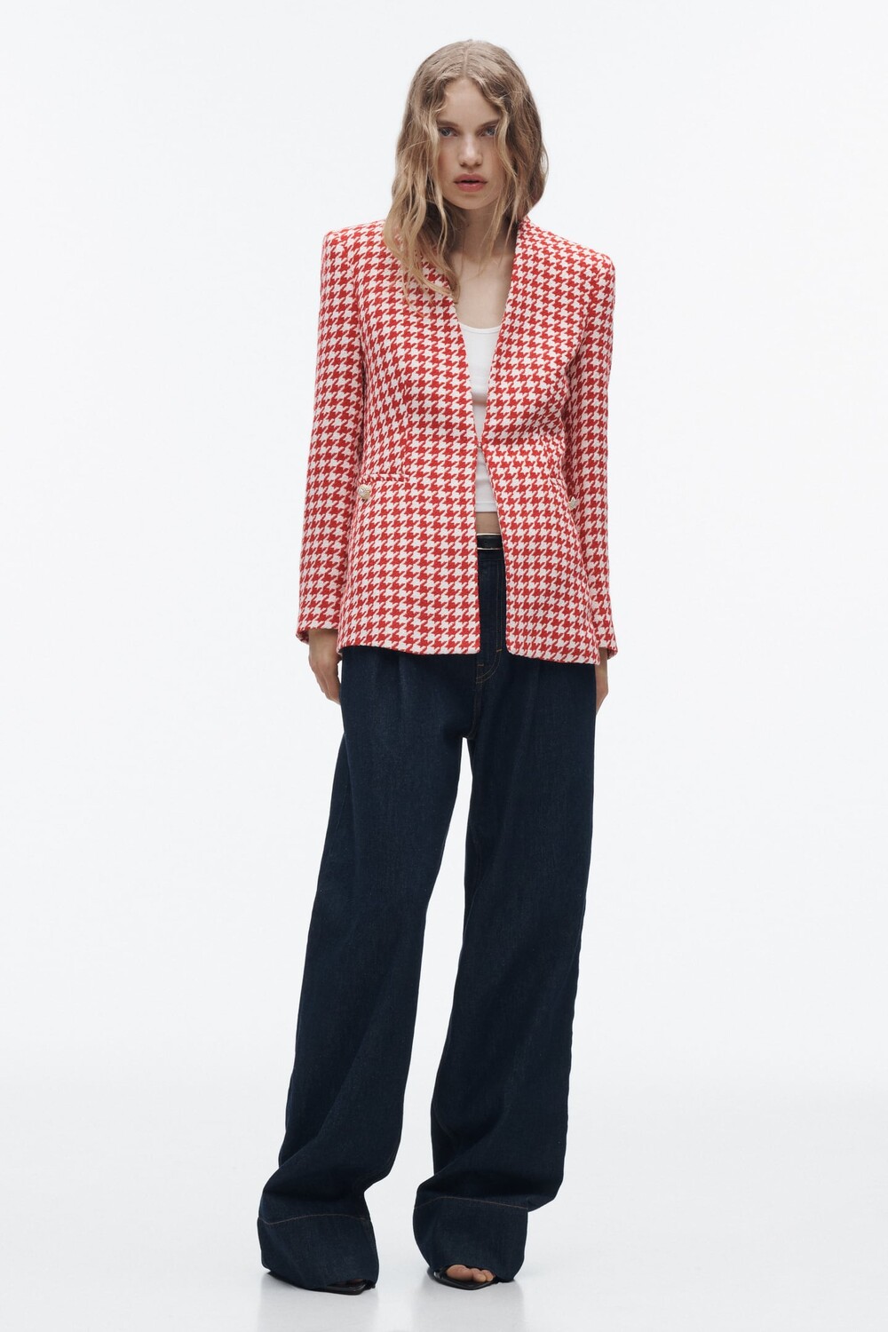 

Пиджак из текстурированной ломости ZARA, экру/красный
