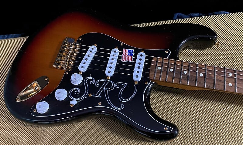 

НОВЫЙ! 2023 Fender Stevie Ray Vaughan Signature Stratocaster - официальный дилер - в наличии! 8 фунтов - СЭКОНОМЬТЕ $249! Спросите нас как!! Stevie Ray Vaughan Stratocaster with Pau Ferro Fretboard