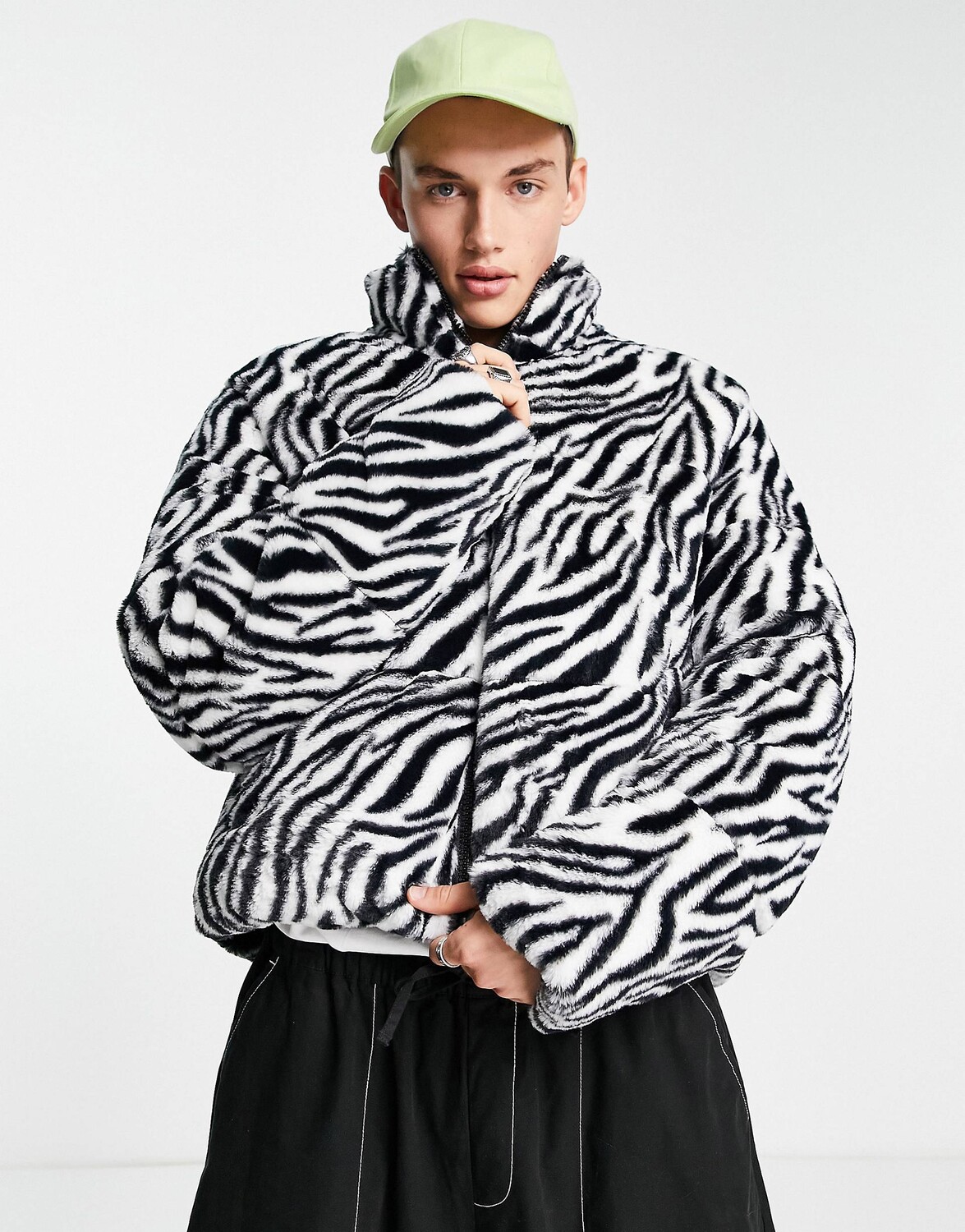 

Пуховик из искусственного меха с принтом под зебру ASOS DESIGN, Серый