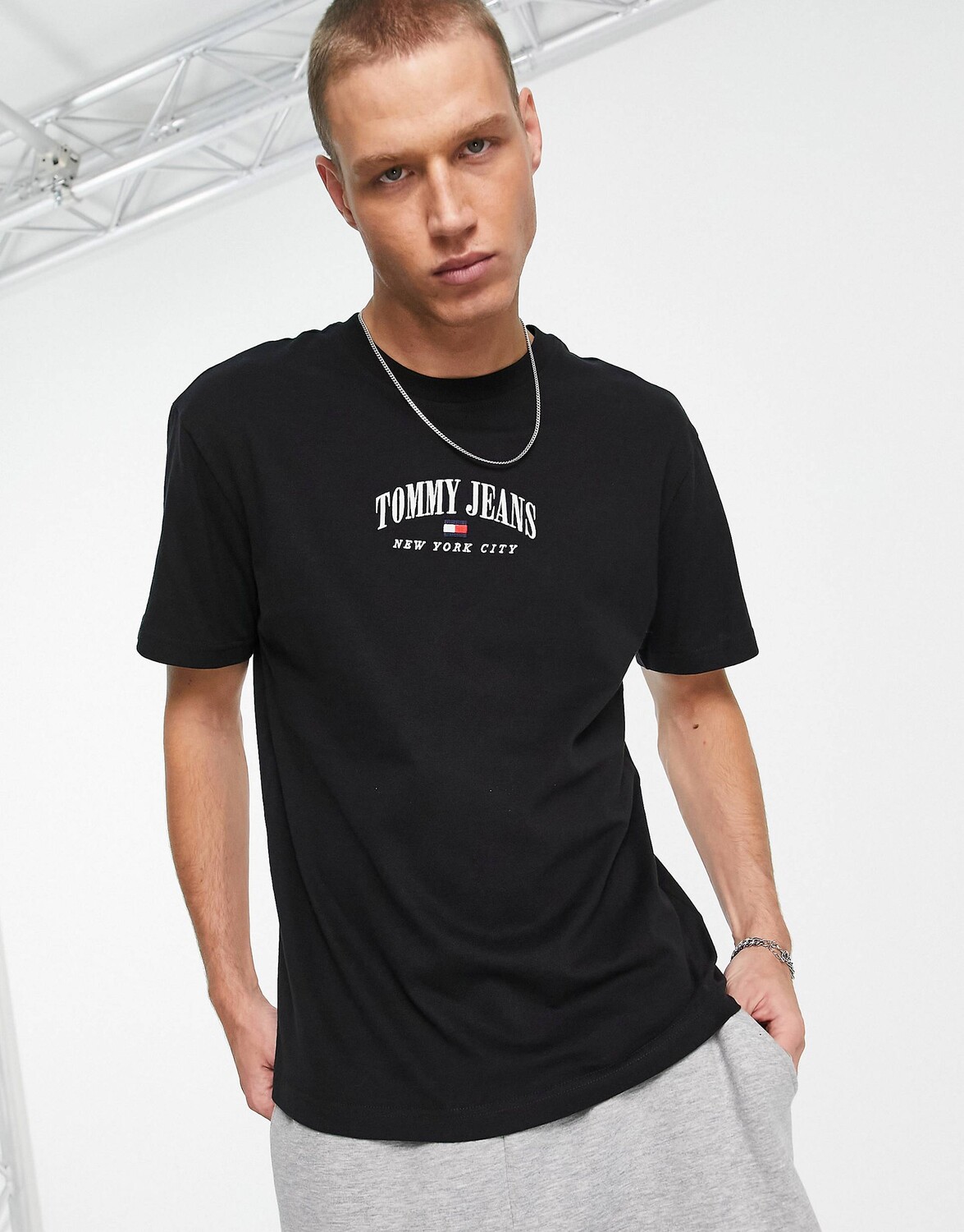 

Черная футболка классического кроя с логотипом Tommy Jeans