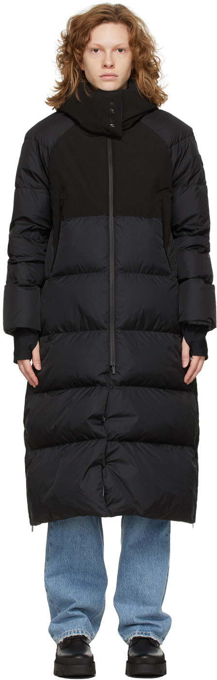 

Черное пуховое пальто с гелиотропом Moncler