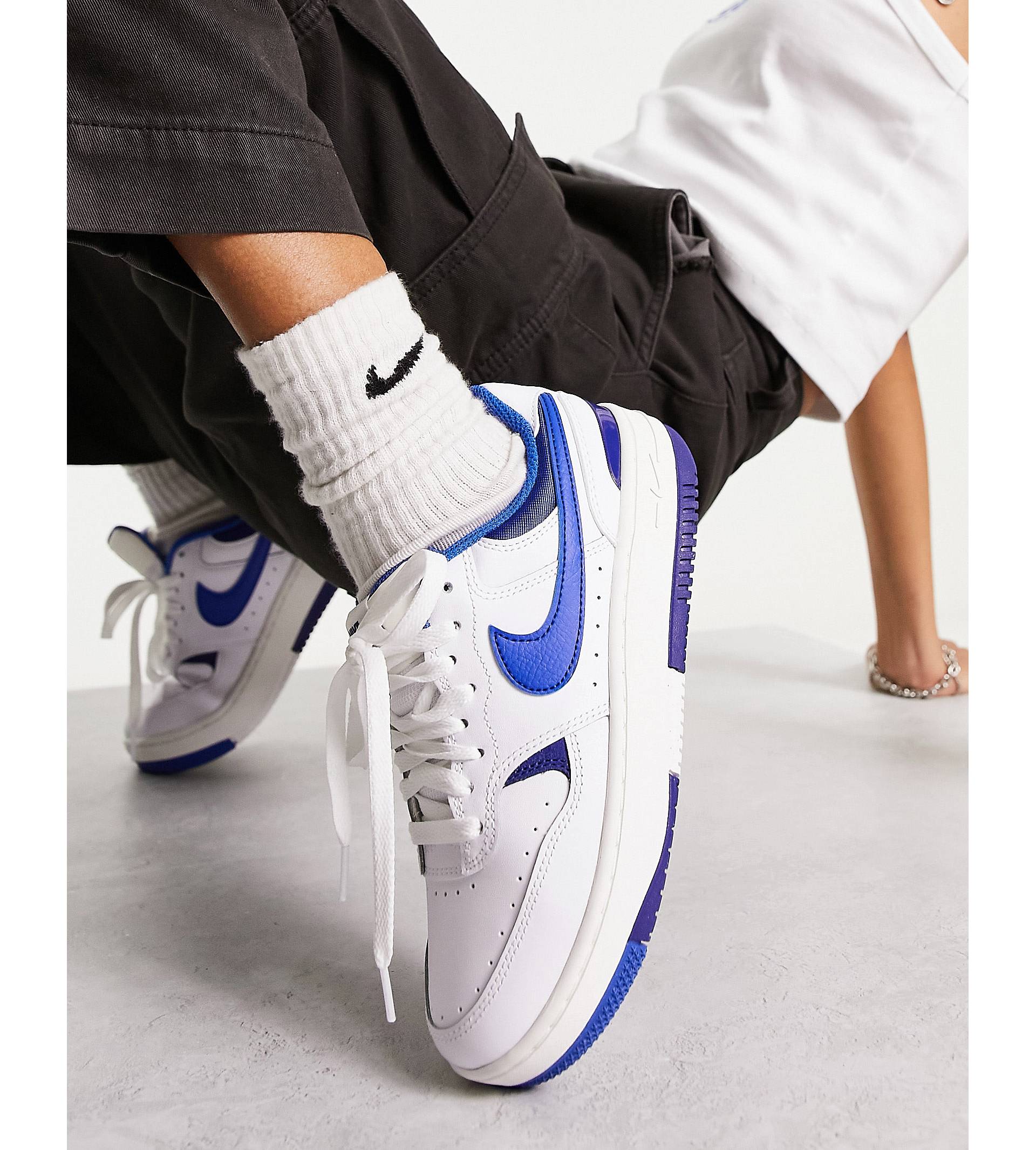 цена Кроссовки Nike Gamma Force белого и ярко-синего цвета