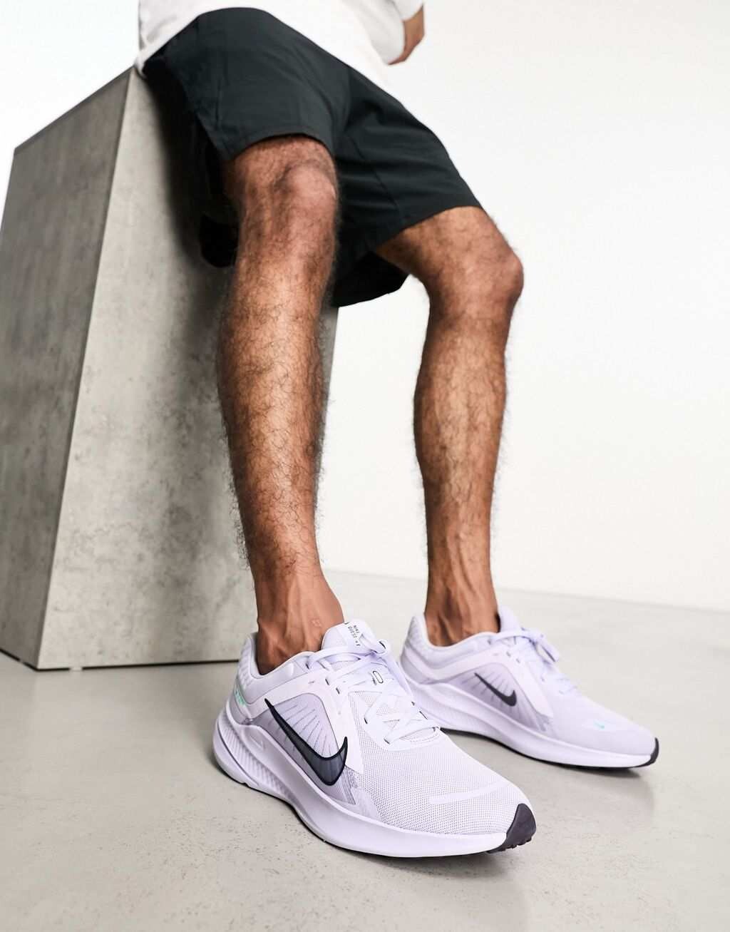

Белые кроссовки Nike Running Quest 5