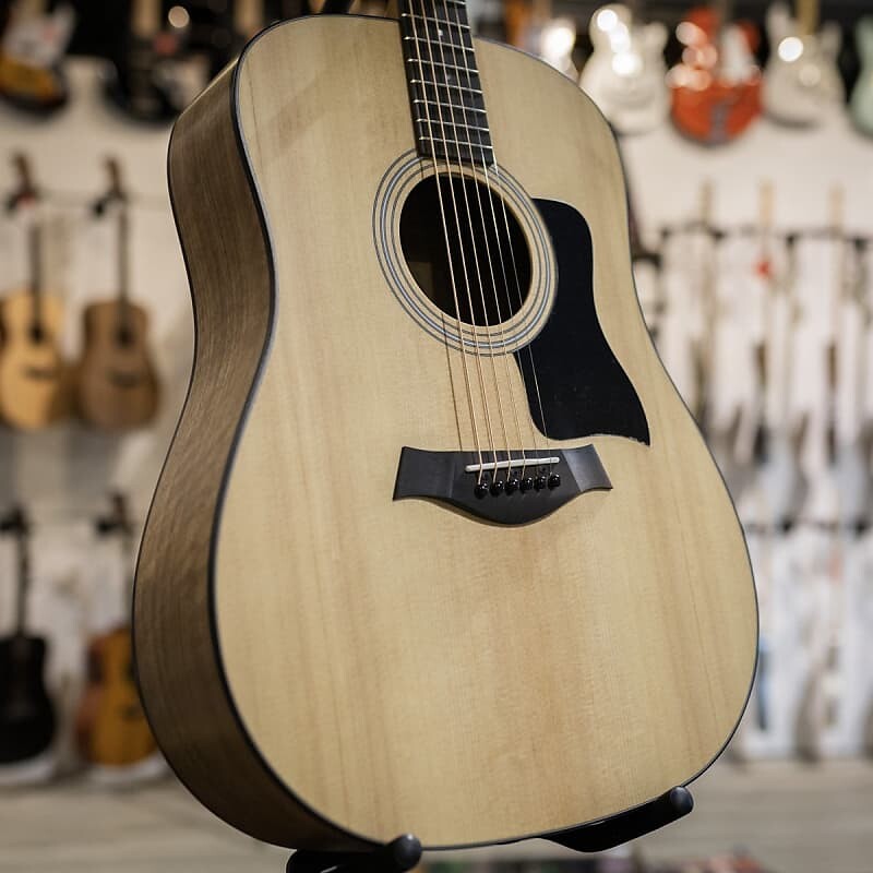 

Гитара Taylor 110e Dreadnought с сумкой для переноски