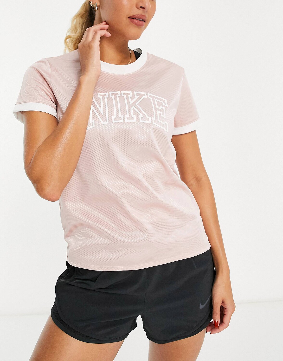 

Светло-розовая футболка с логотипом Nike Running Swoosh Run Dri-FIT, Розовый