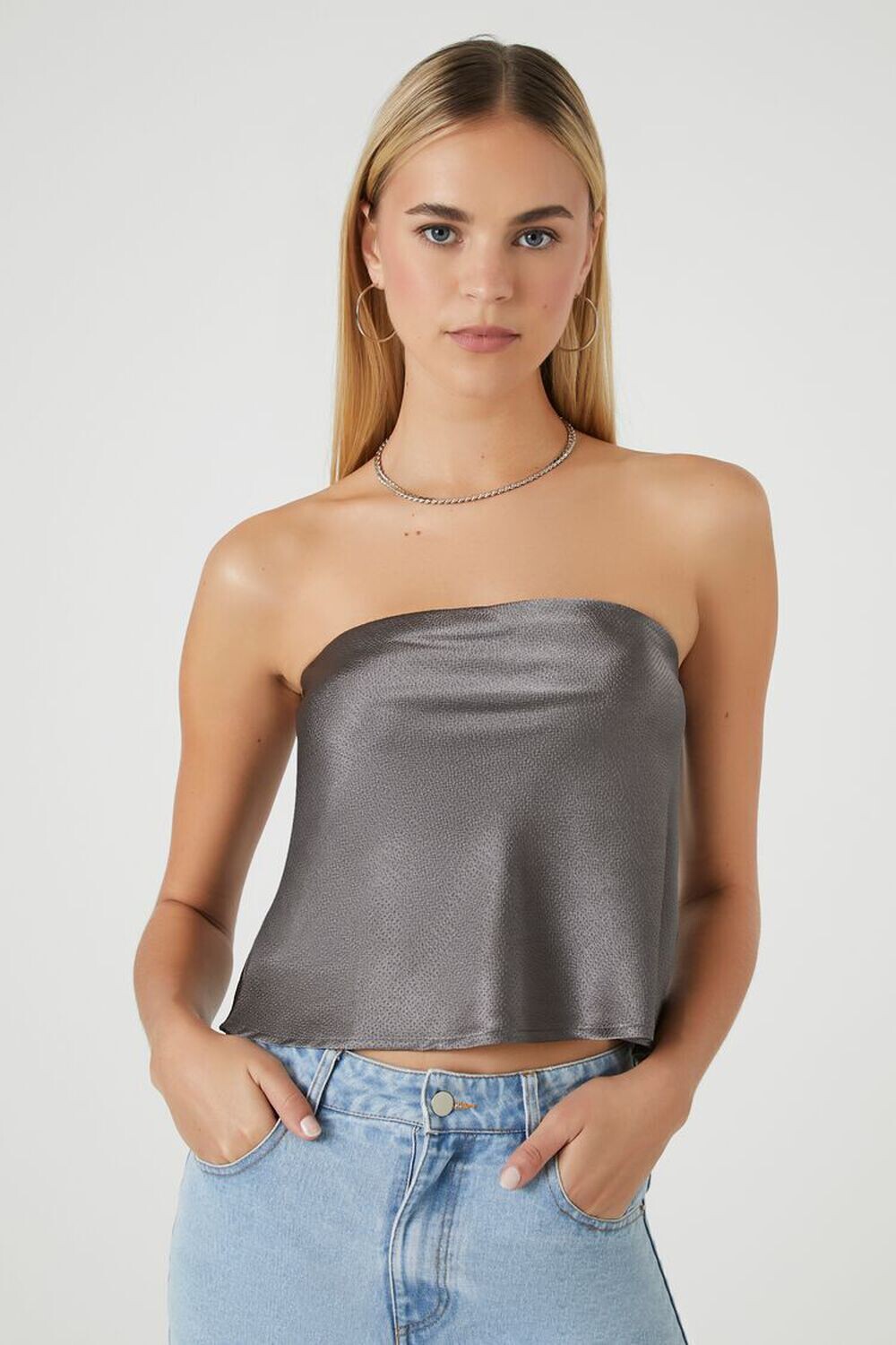 

Укороченный атласный топ без бретелек Forever 21, угольный