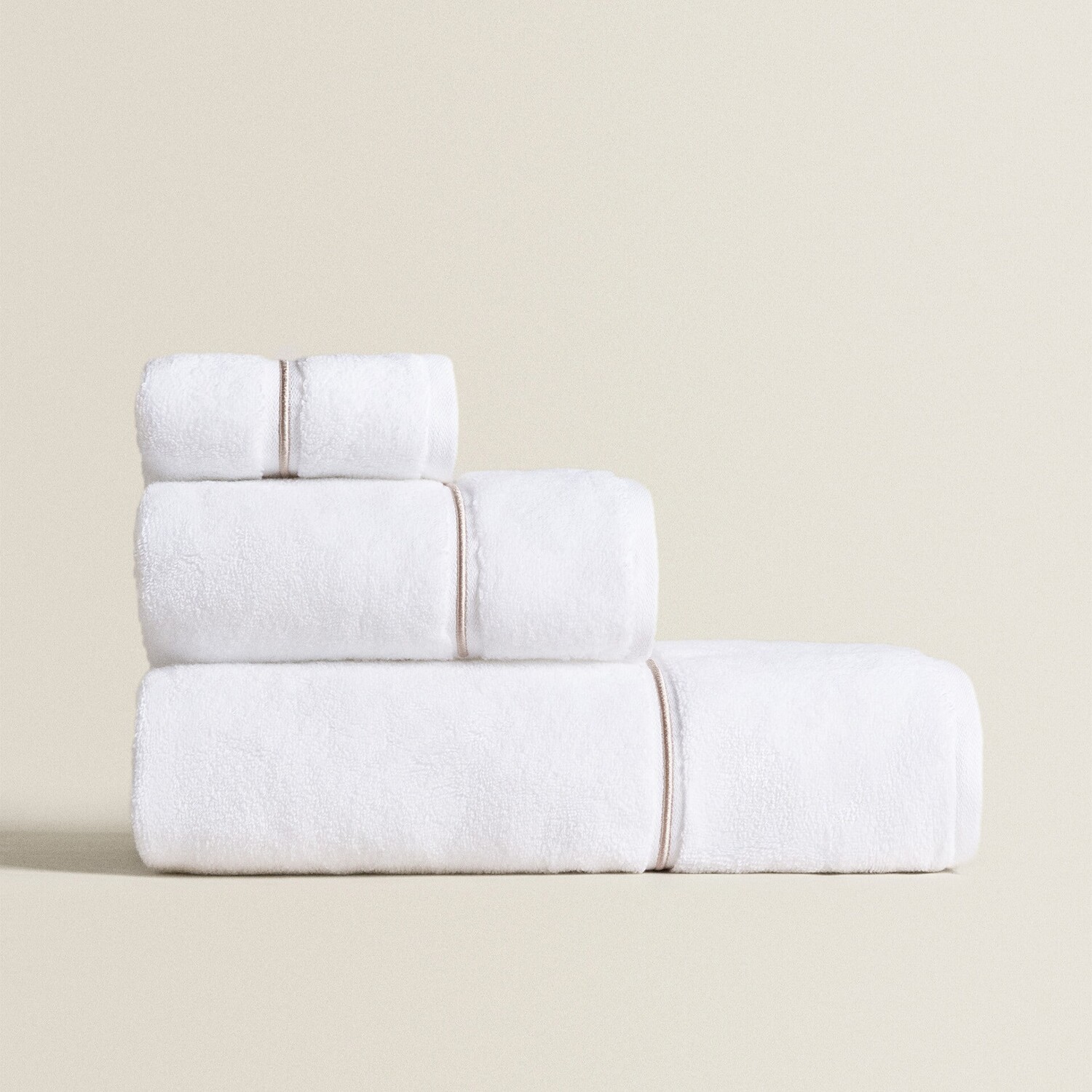 

Полотенце с вышивкой Zara Home Embroidered Scalloped Edge, белый/бежевый