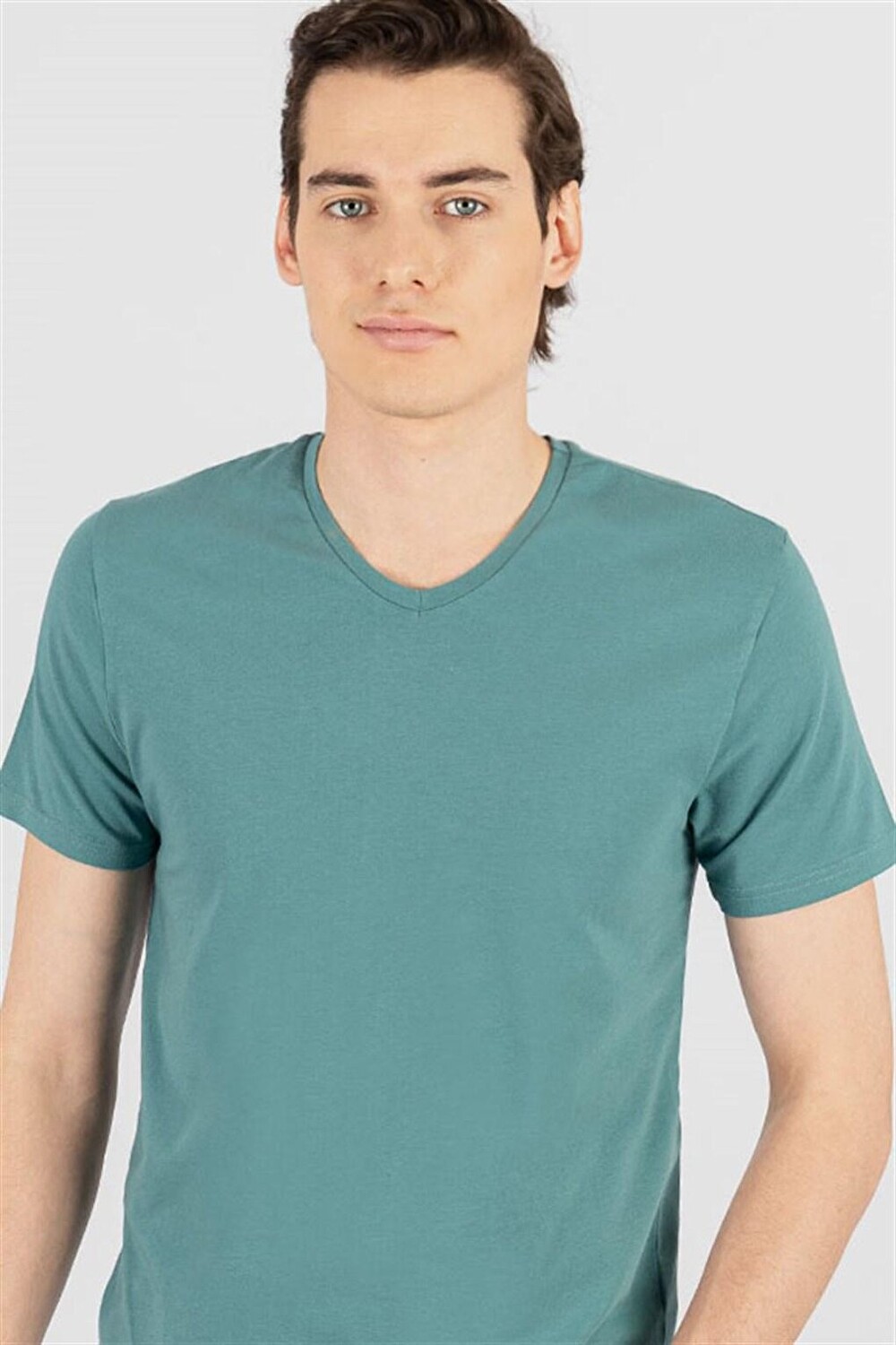 

Обычная базовая футболка с V-образным вырезом и короткими рукавами Slim Fit TUDORS, зеленый
