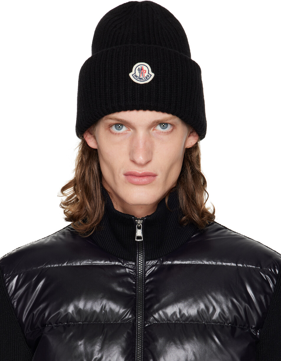 

Черная шапка с закатанными полями Moncler