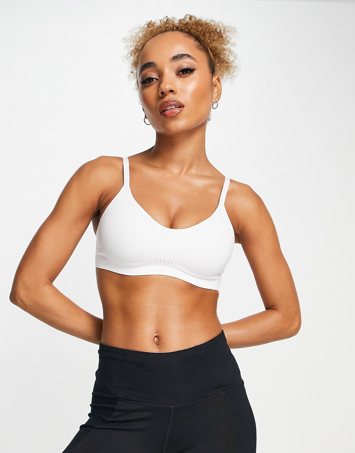 

Белый спортивный бюстгальтер с легкой поддержкой Nike Training Alate Minimalist Dri-FIT