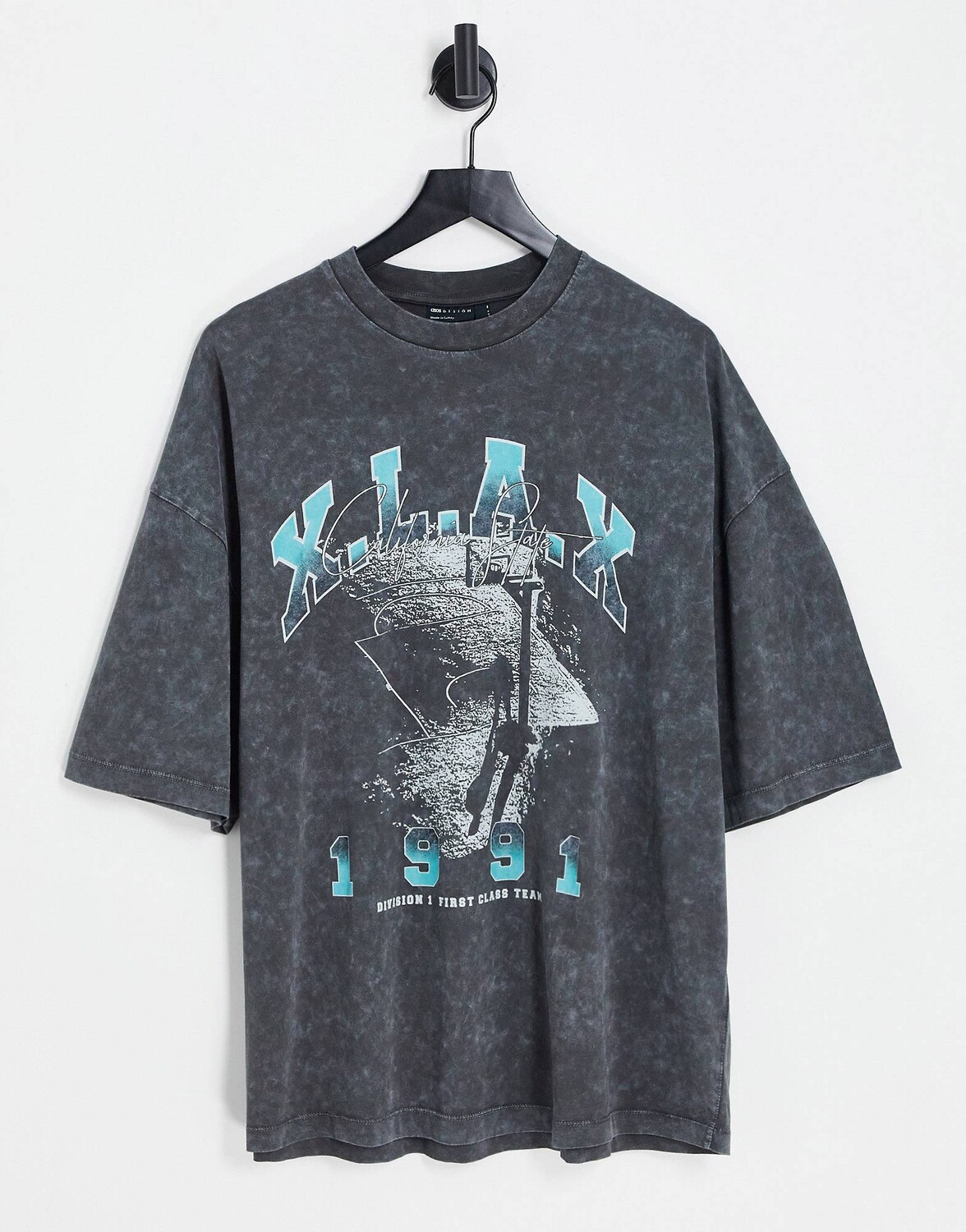 

Черная оверсайз-футболка ASOS DESIGN с баскетбольным принтом спереди ASOS DESIGN