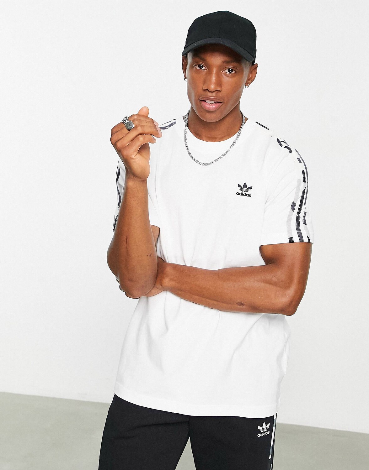 

Белая камуфляжная футболка с 3 полосками и трилистником adidas Originals