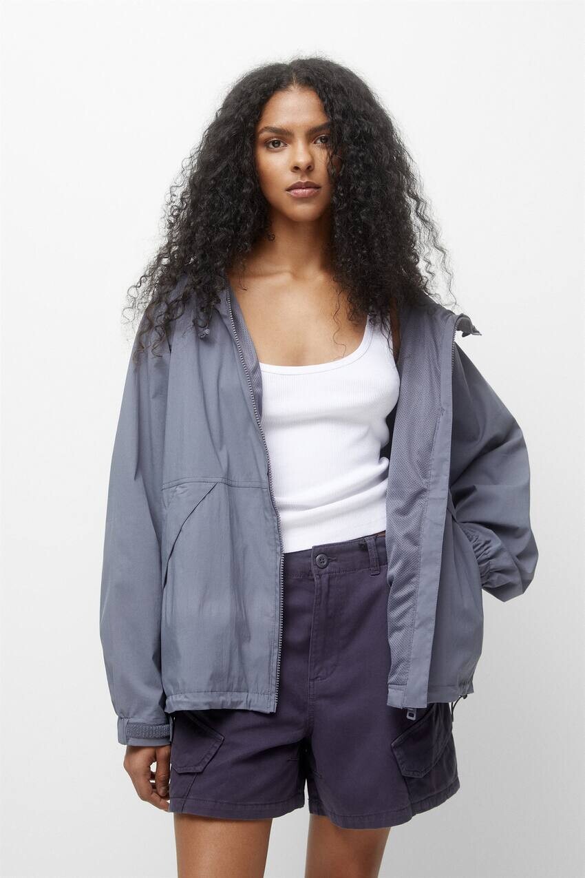 

Легкая куртка с капюшоном Pull&Bear, блеский синий