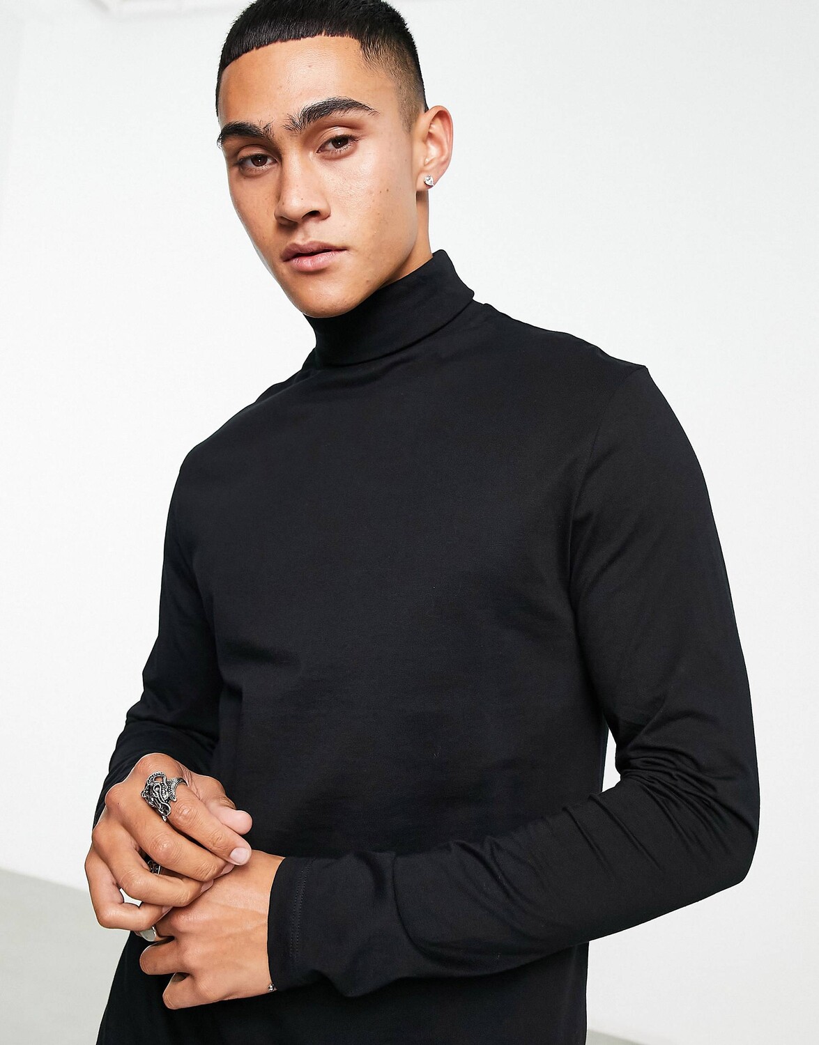 

Черная футболка с длинными рукавами и высоким воротником ASOS DESIGN