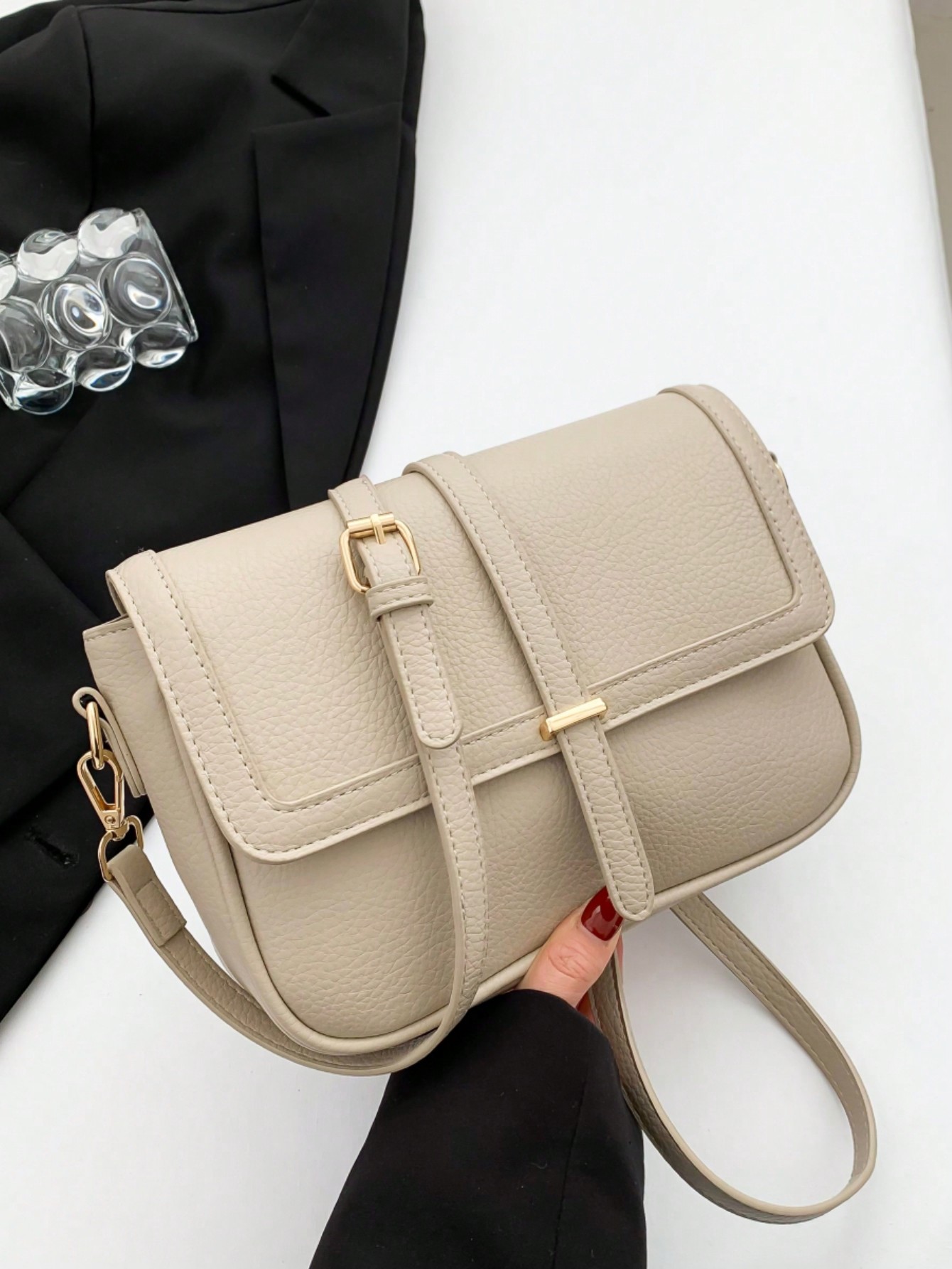 рюкзак на плечо 17 дюймов в винтажном стиле для путешествий Модная квадратная сумка из искусственной кожи в минималистском стиле с металлическим декором и клапаном, бежевый
