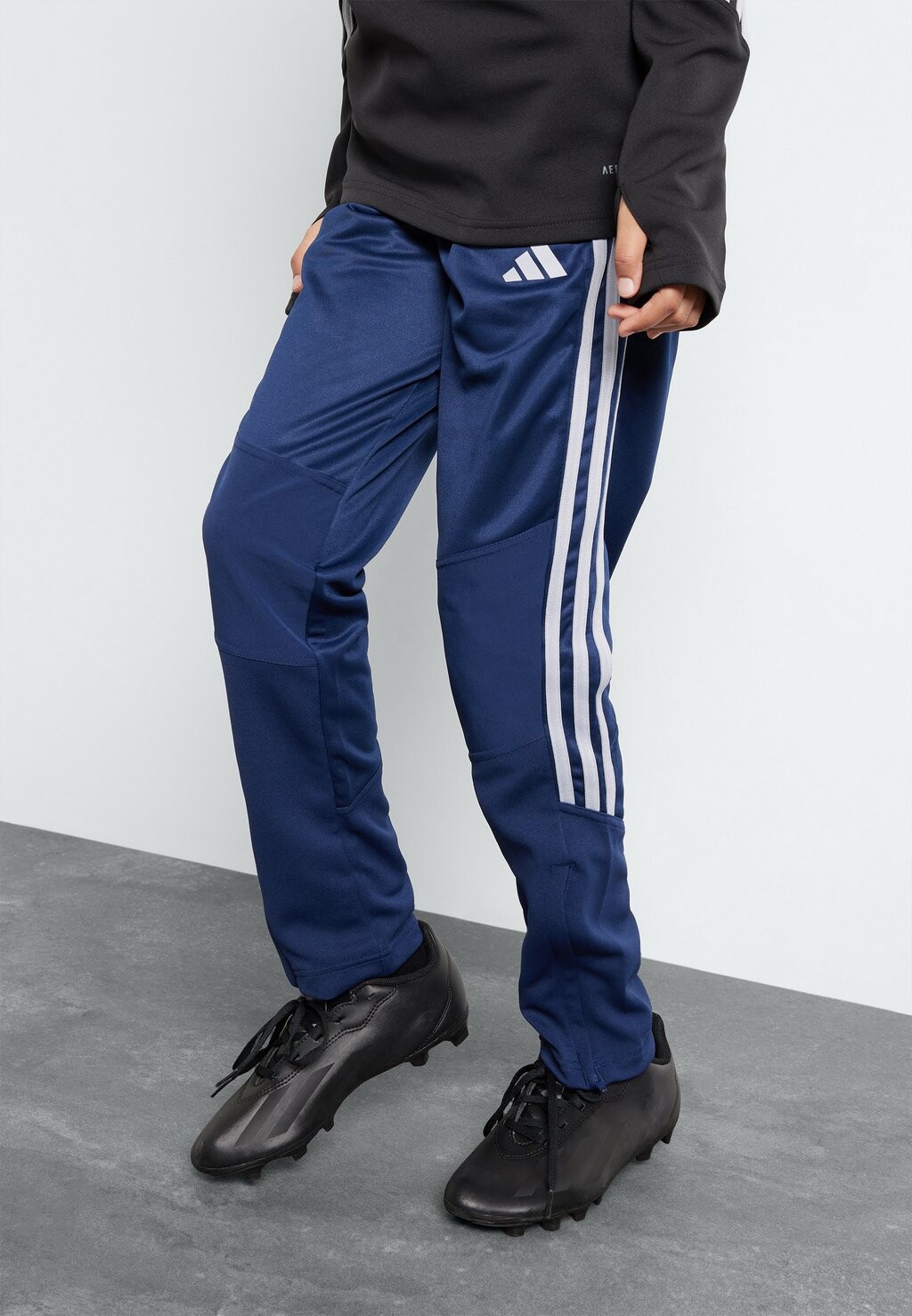 

Спортивные брюки Tiro 23 Club Winterized Adidas, цвет team navy blue/halo silver