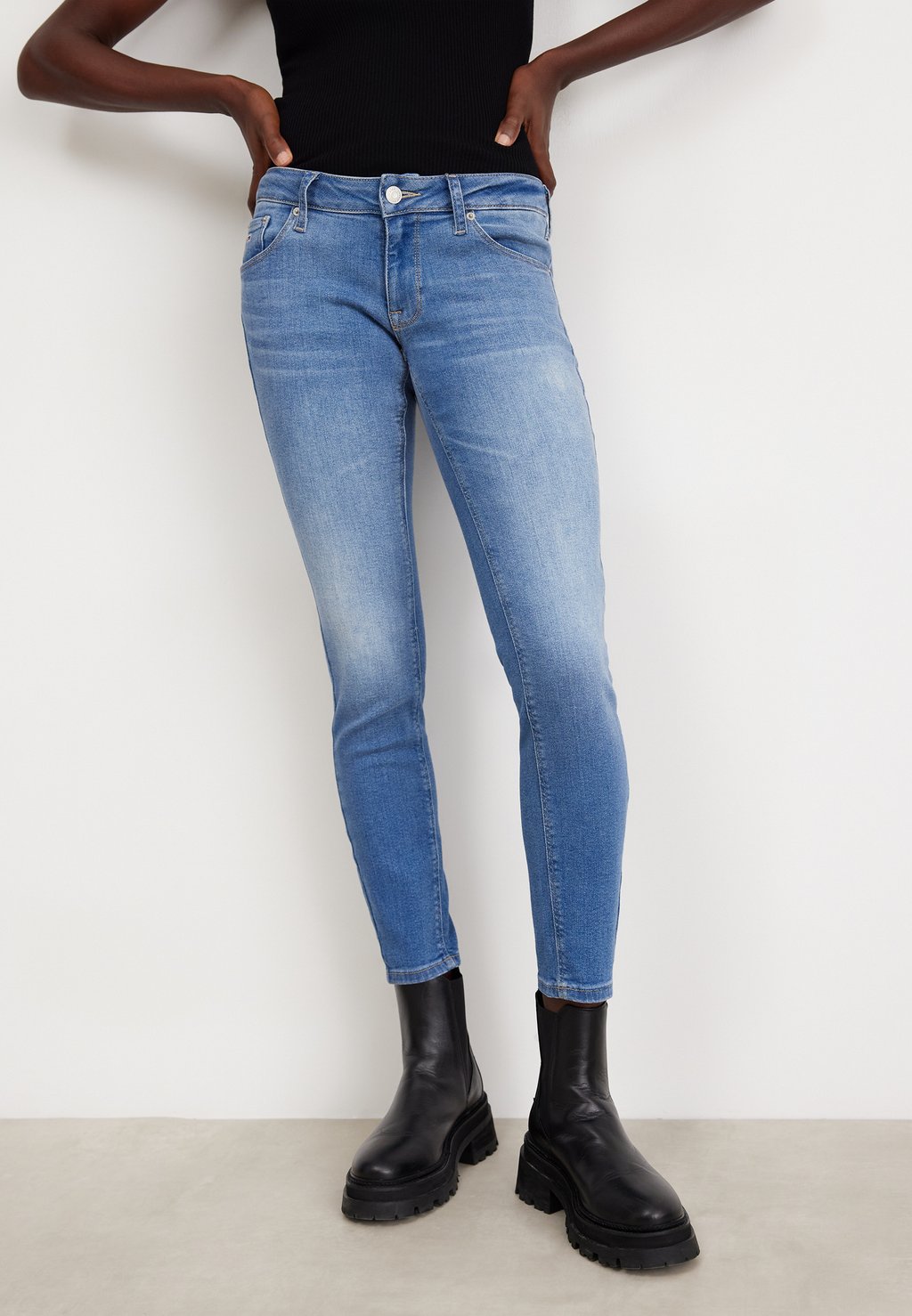 Джинсы Skinny Fit SCARLETT Tommy Jeans, цвет denim medium