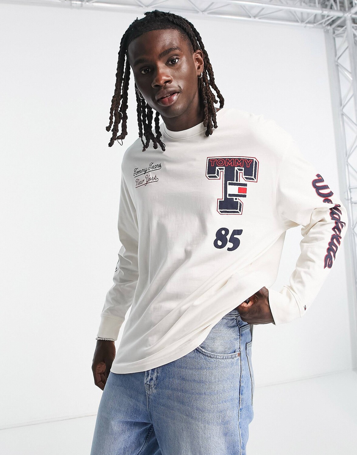 

Бледно-белый топ с длинными рукавами и логотипом Tommy Jeans