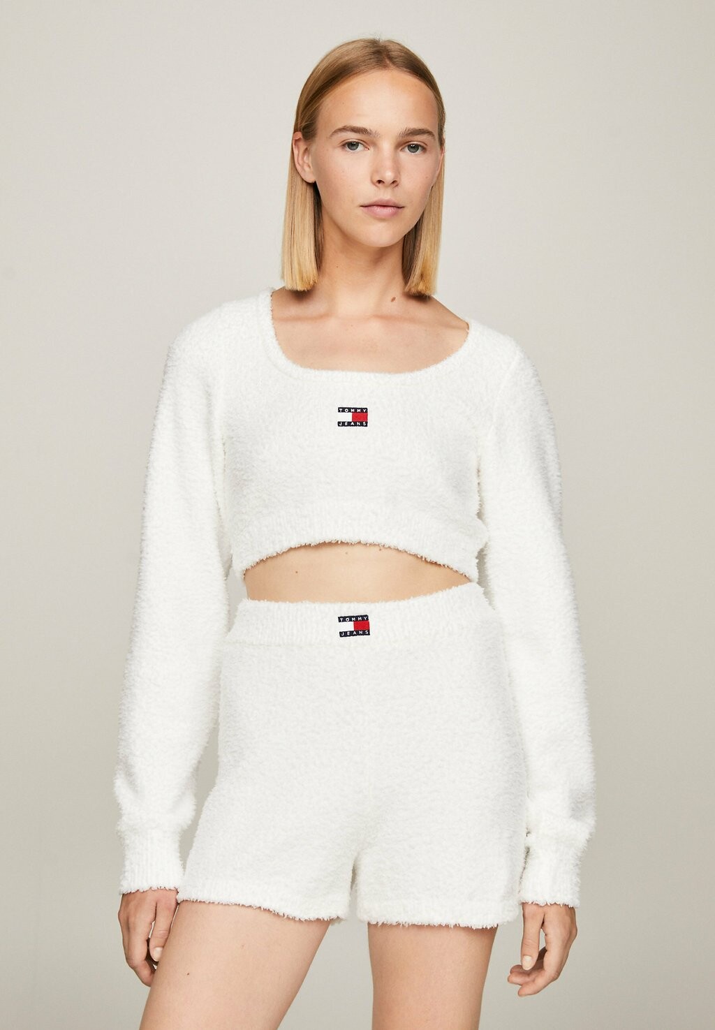 

Свитер BADGE LOW NECK CROPPED Tommy Jeans, старинный белый