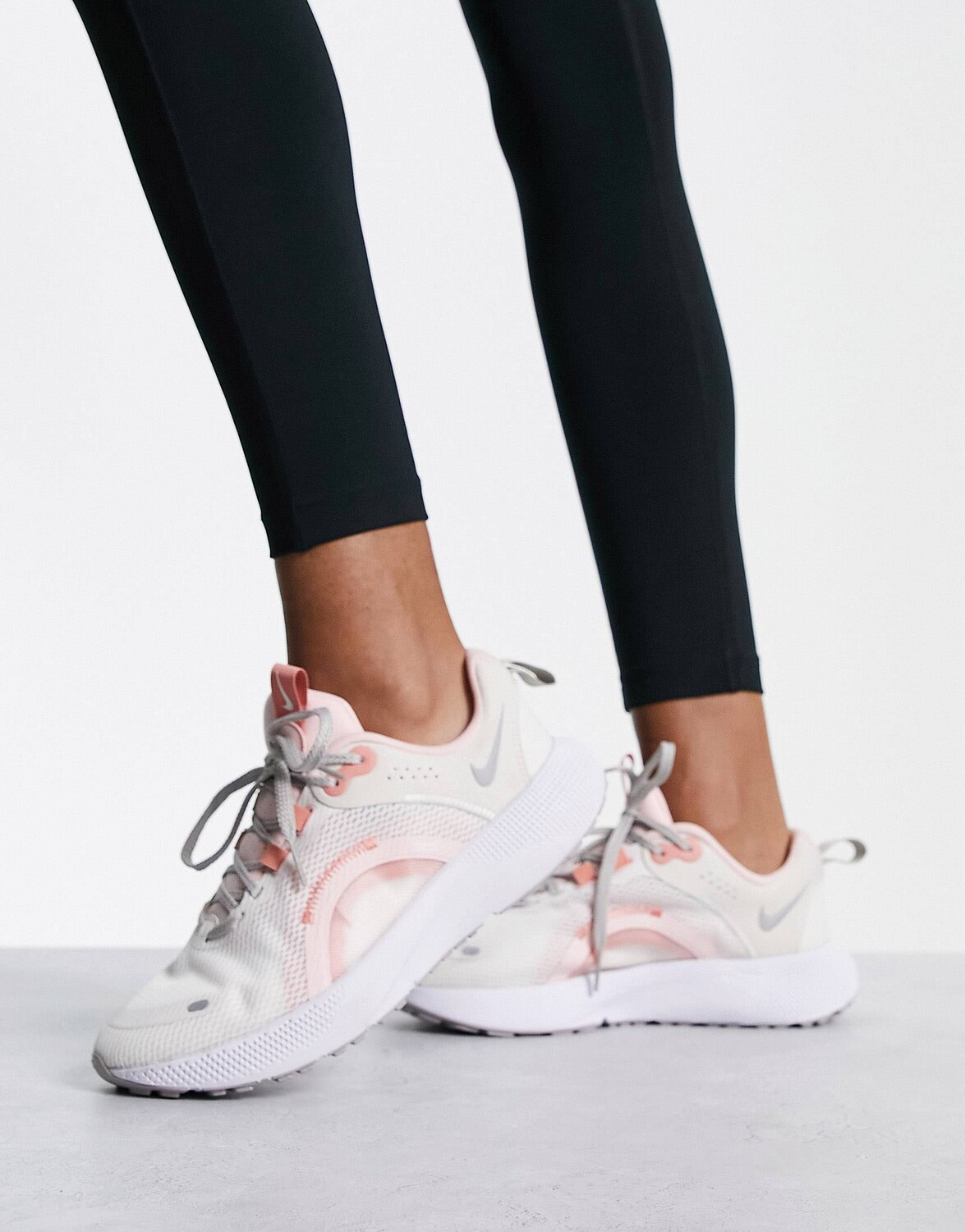 

Светло-кремовые и розовые кроссовки Nike Running React Escape Run 2
