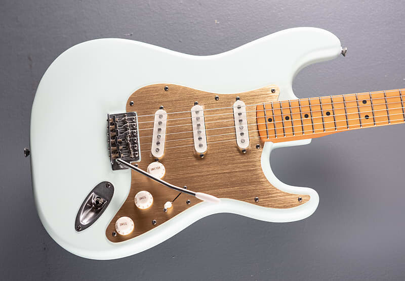 

40-летие Stratocaster Vintage Edition - Satin Sonic Blue Squier 40th Anniversary Stratocaster Edition -