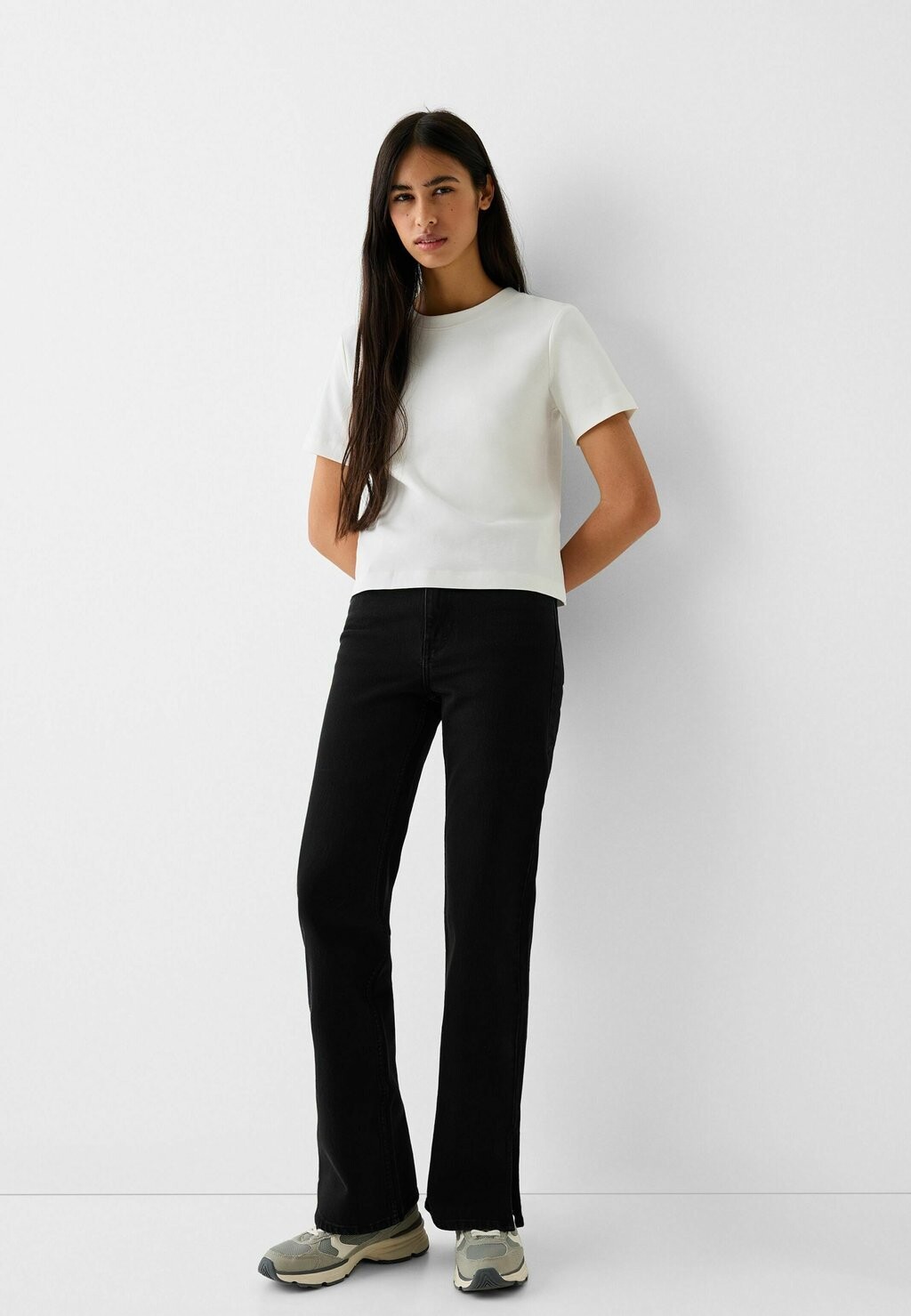

Джинсы прямого кроя COMFORT WITH SIDE SLIT Bershka, цвет black