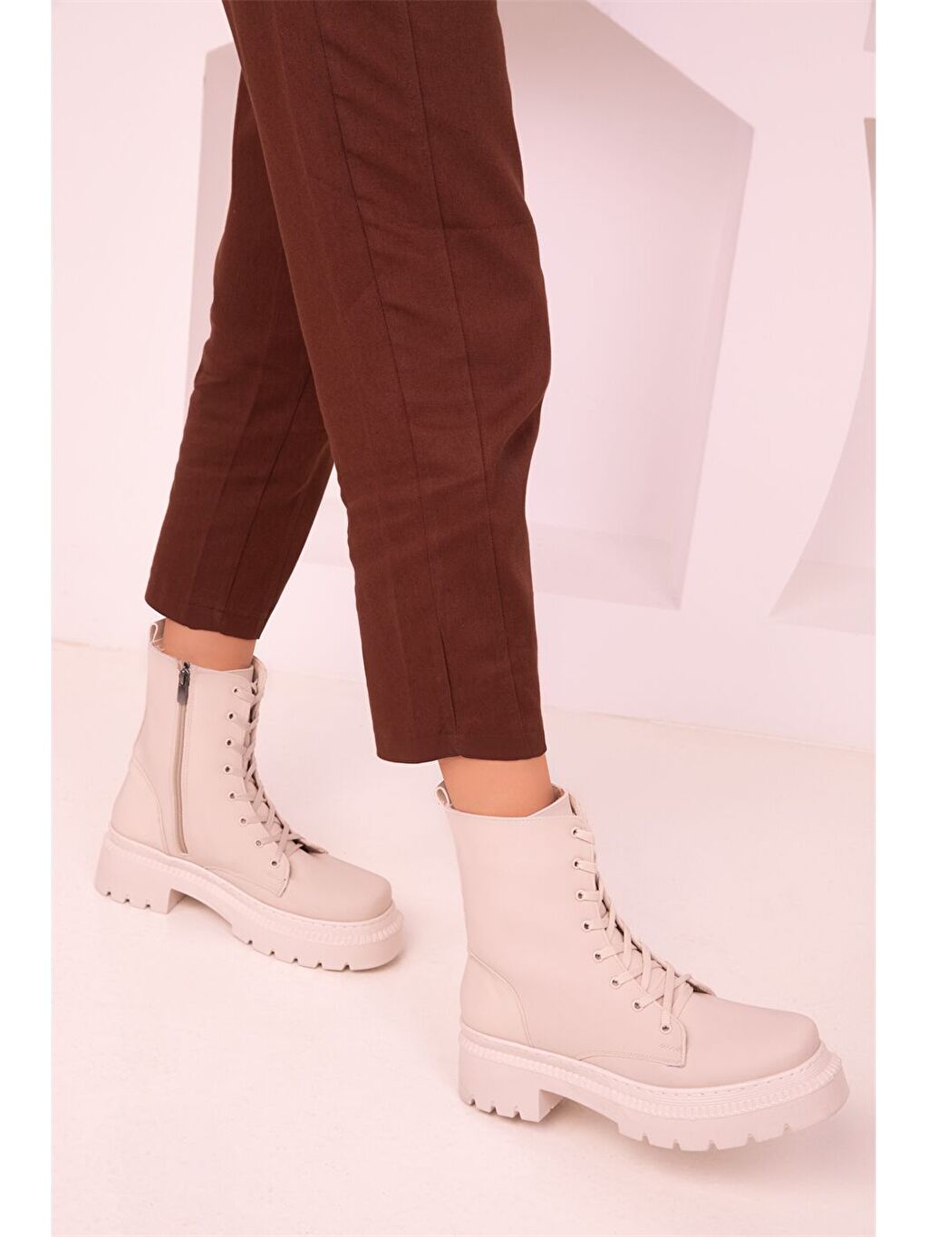 цена Женские кожаные ботинки на шнуровке Soho Exclusive