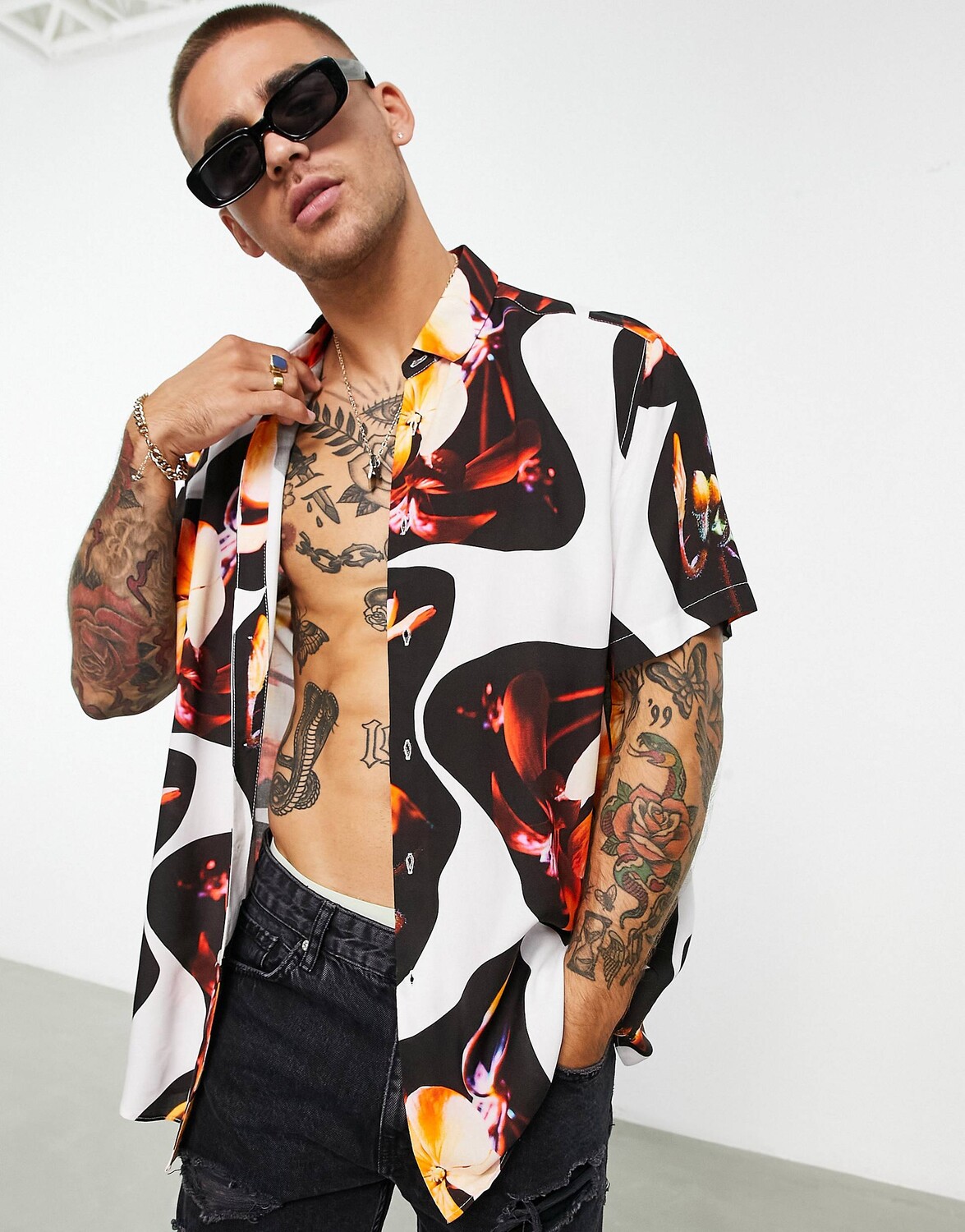 

Свободная рубашка ASOS DESIGN с крупным фотографическим цветочным принтом